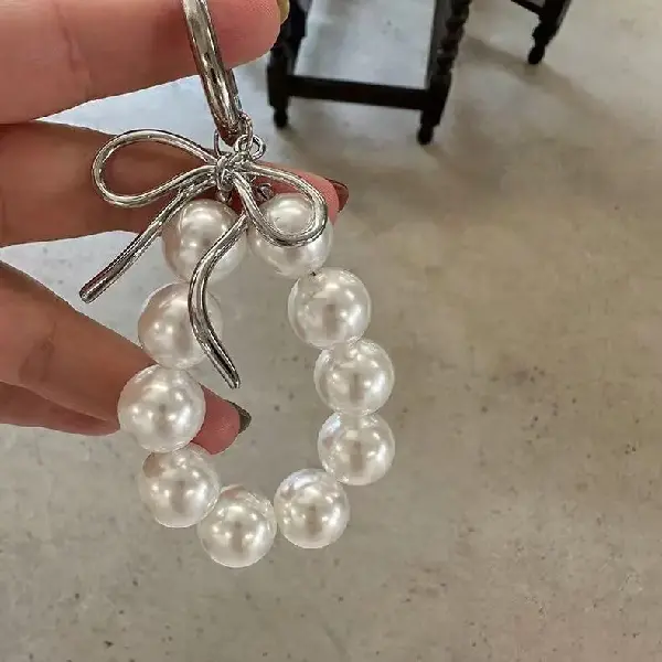 Pearl-colored large silver bow,chaincharmsupply.com
